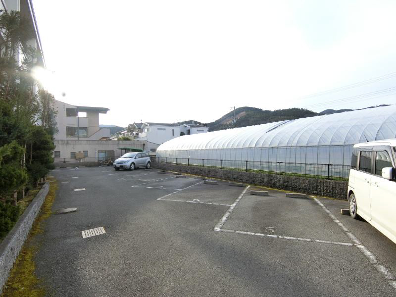 サ－ドニックス宇田 駐車場