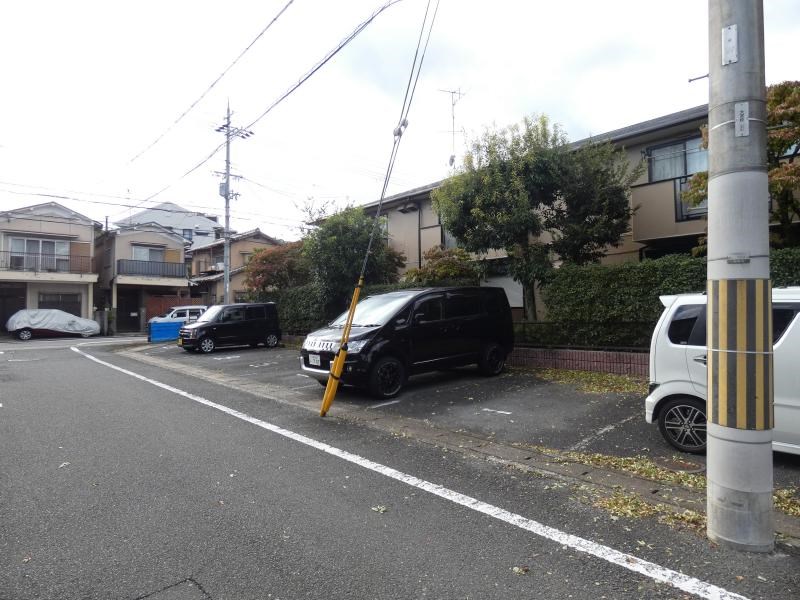 エルクルーセ西賀茂 駐車場