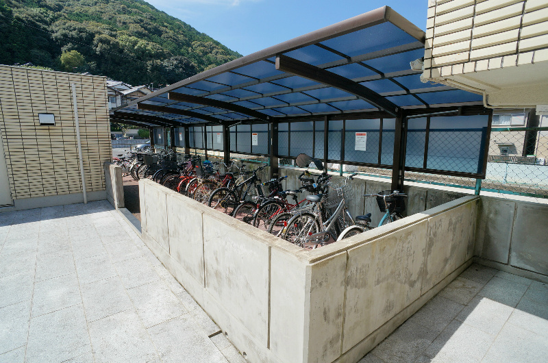 嵐山ファミリオ 屋根付き駐輪場②