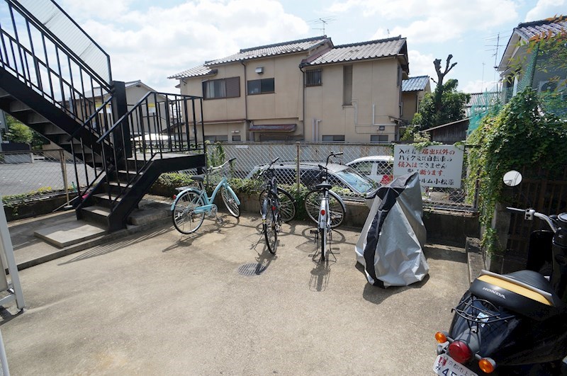 シャルム小松原 駐車場