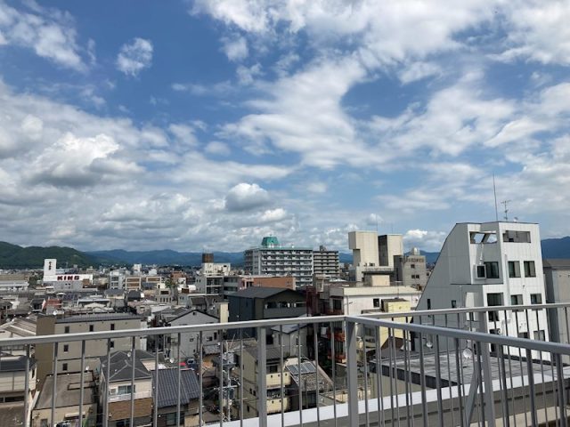 ルーフバルコニー付きのひとり暮らし部屋。【中京区・円町・1K】