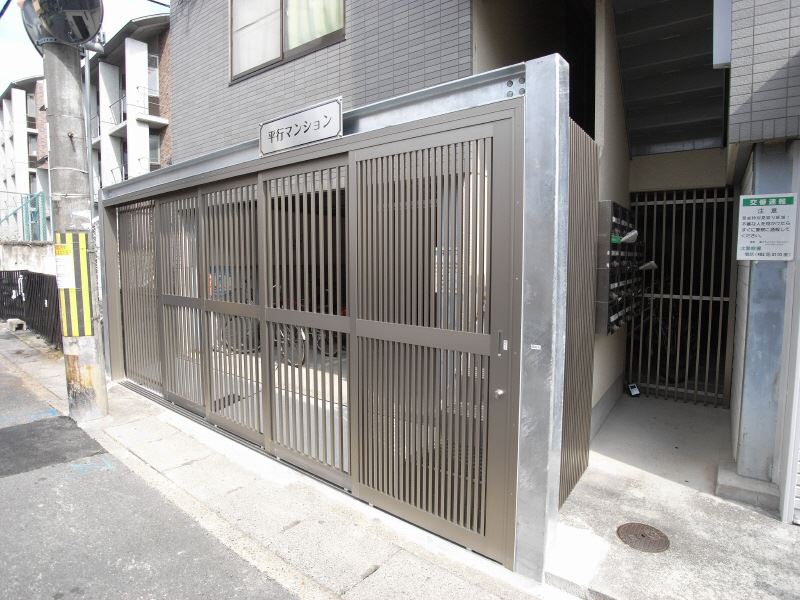 平行マンション エントランス