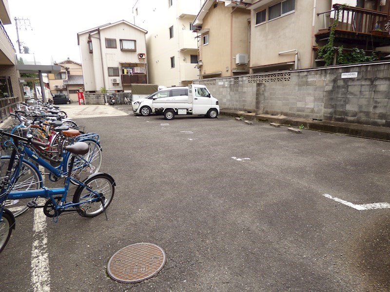 アベニールアサダ 駐車場