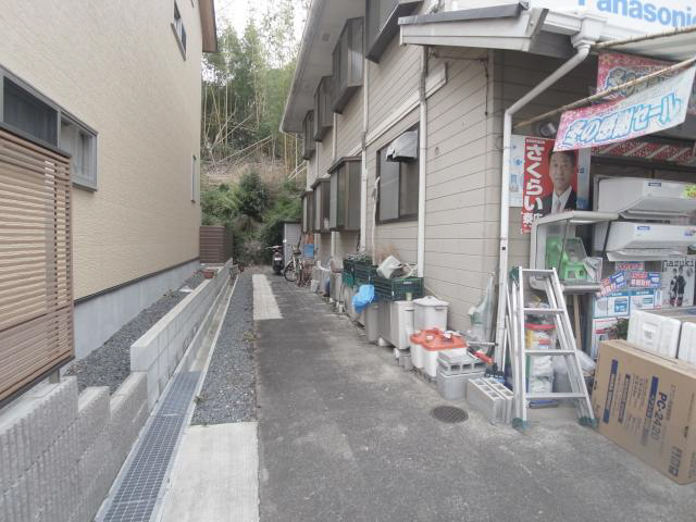 アパ－トメントハウス二軒家 奥が駐輪スペースです