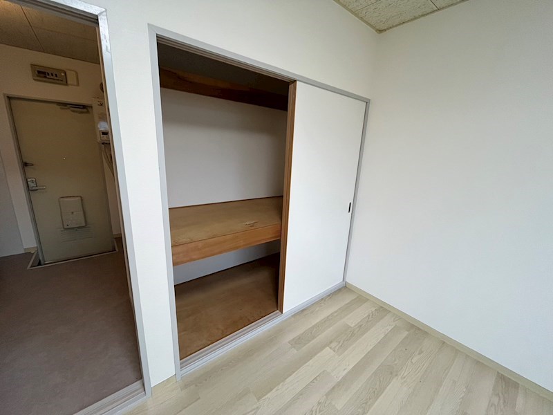 サンハイツ 押入タイプ、上下別れており便利